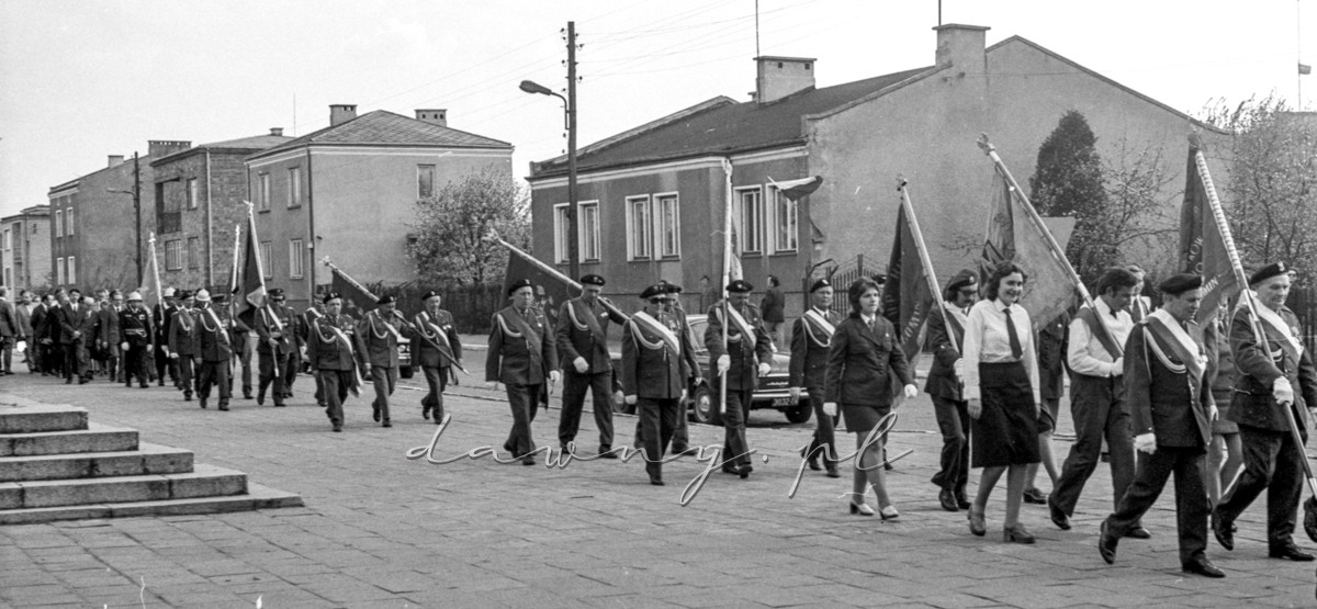 8 maja 1975 roku. Odsłonięcie pomnika na rynku w Wołominie. Fot. Bolesław Szulim.