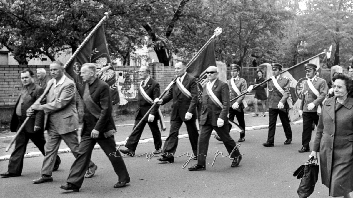 8 maja 1975 roku. Odsłonięcie pomnika na rynku w Wołominie. Fot. Bolesław Szulim.