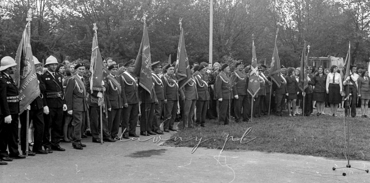 8 maja 1975 roku. Odsłonięcie pomnika na rynku w Wołominie. Fot. Bolesław Szulim.