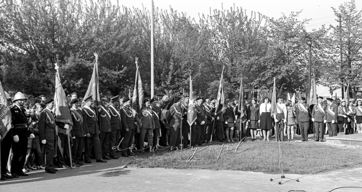8 maja 1975 roku. Odsłonięcie pomnika na rynku w Wołominie. Fot. Bolesław Szulim.