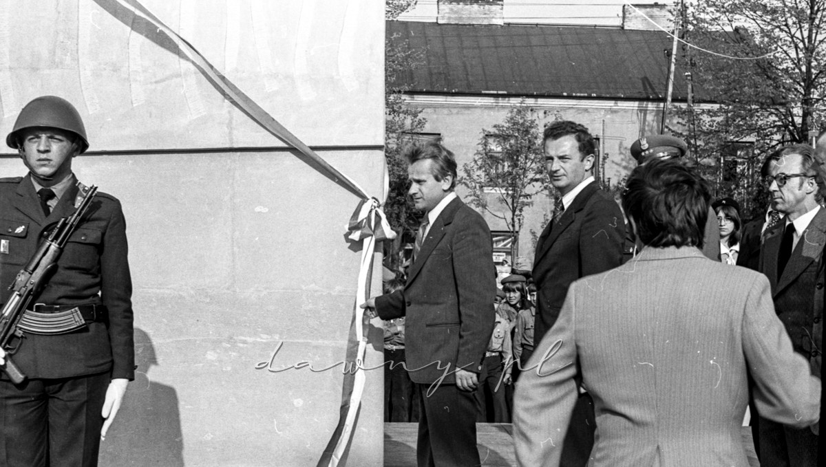 8 maja 1975 roku. Odsłonięcie pomnika na rynku w Wołominie. Fot. Bolesław Szulim.