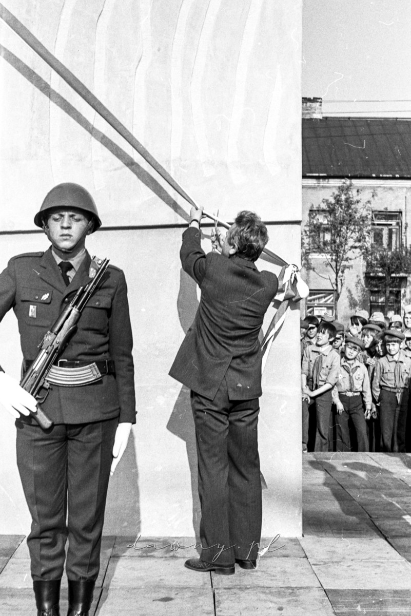 8 maja 1975 roku. Odsłonięcie pomnika na rynku w Wołominie. Fot. Bolesław Szulim.