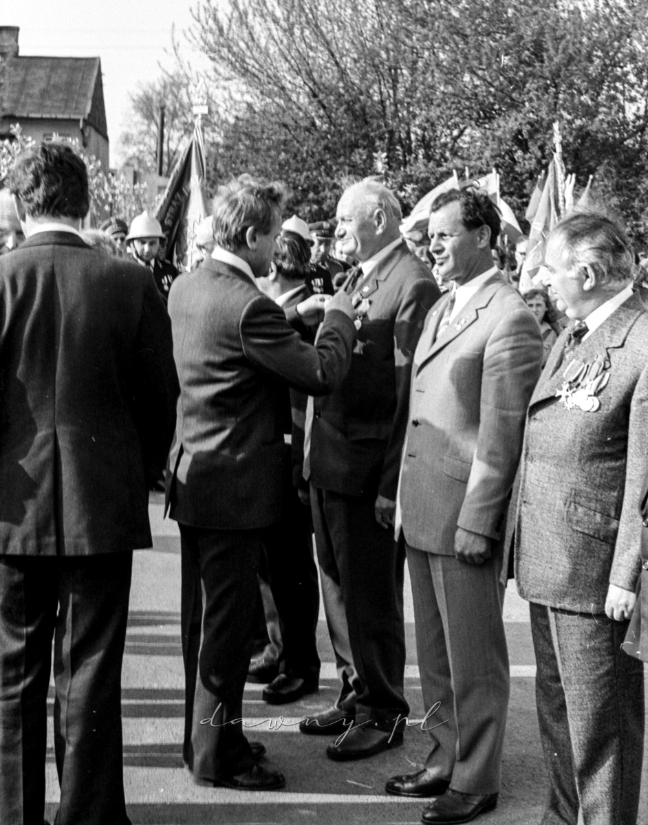 8 maja 1975 roku. Odsłonięcie pomnika na rynku w Wołominie. Fot. Bolesław Szulim.