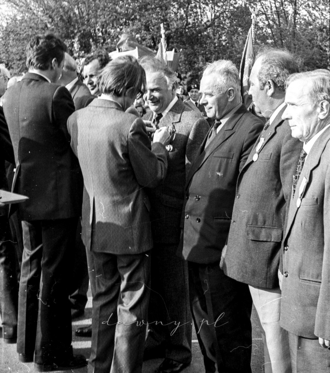 8 maja 1975 roku. Odsłonięcie pomnika na rynku w Wołominie. Fot. Bolesław Szulim.