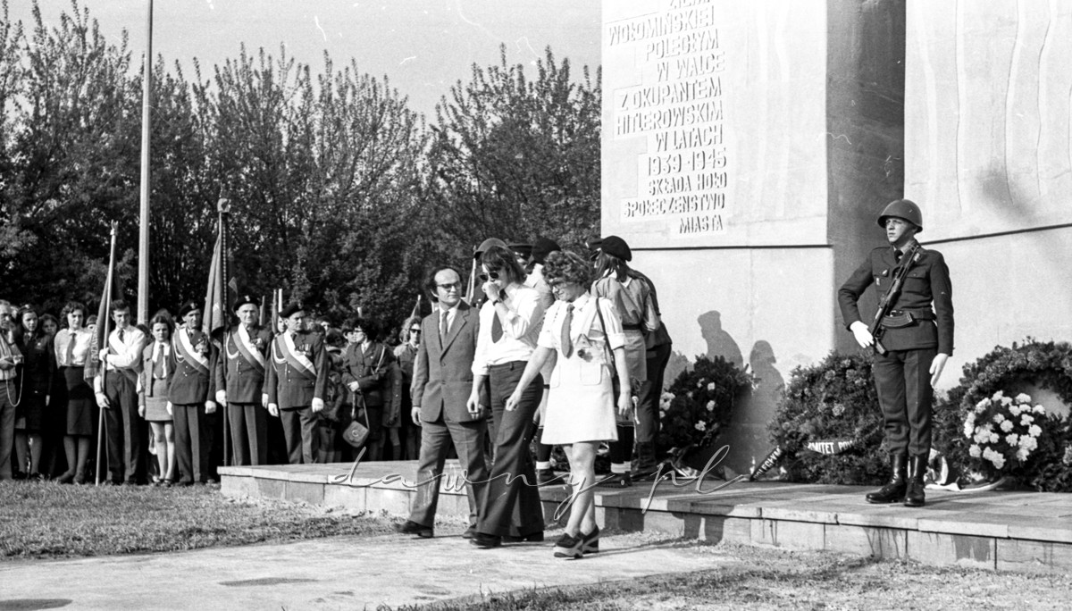 8 maja 1975 roku. Odsłonięcie pomnika na rynku w Wołominie. Fot. Bolesław Szulim.