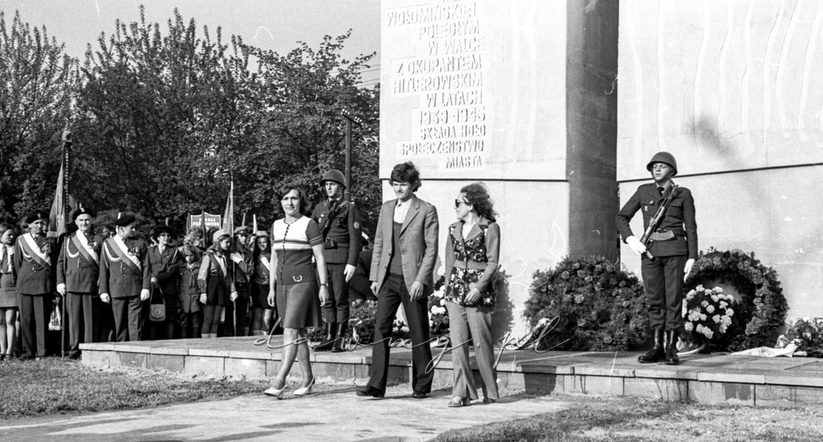 8 maja 1975 roku. Odsłonięcie pomnika na rynku w Wołominie. Fot. Bolesław Szulim.