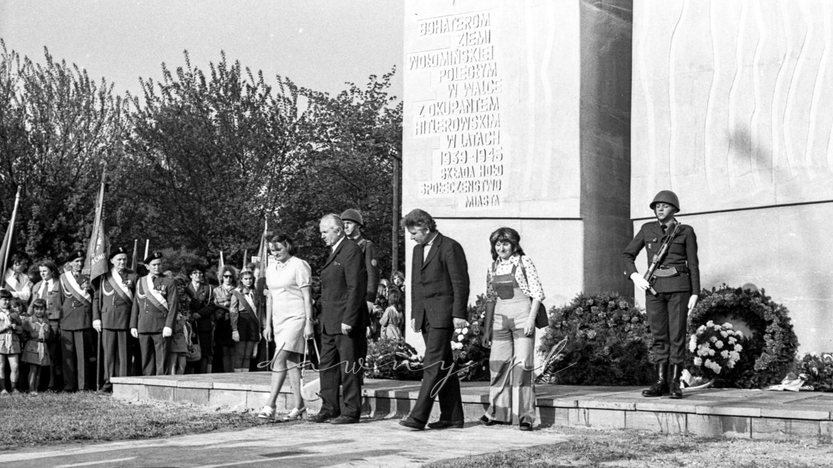 8 maja 1975 roku. Odsłonięcie pomnika na rynku w Wołominie. Fot. Bolesław Szulim.