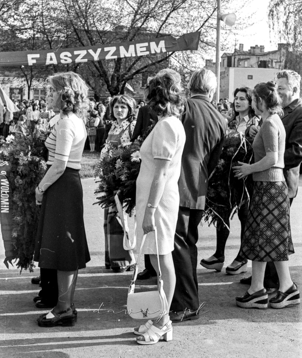 8 maja 1975 roku. Odsłonięcie pomnika na rynku w Wołominie. Fot. Bolesław Szulim.
