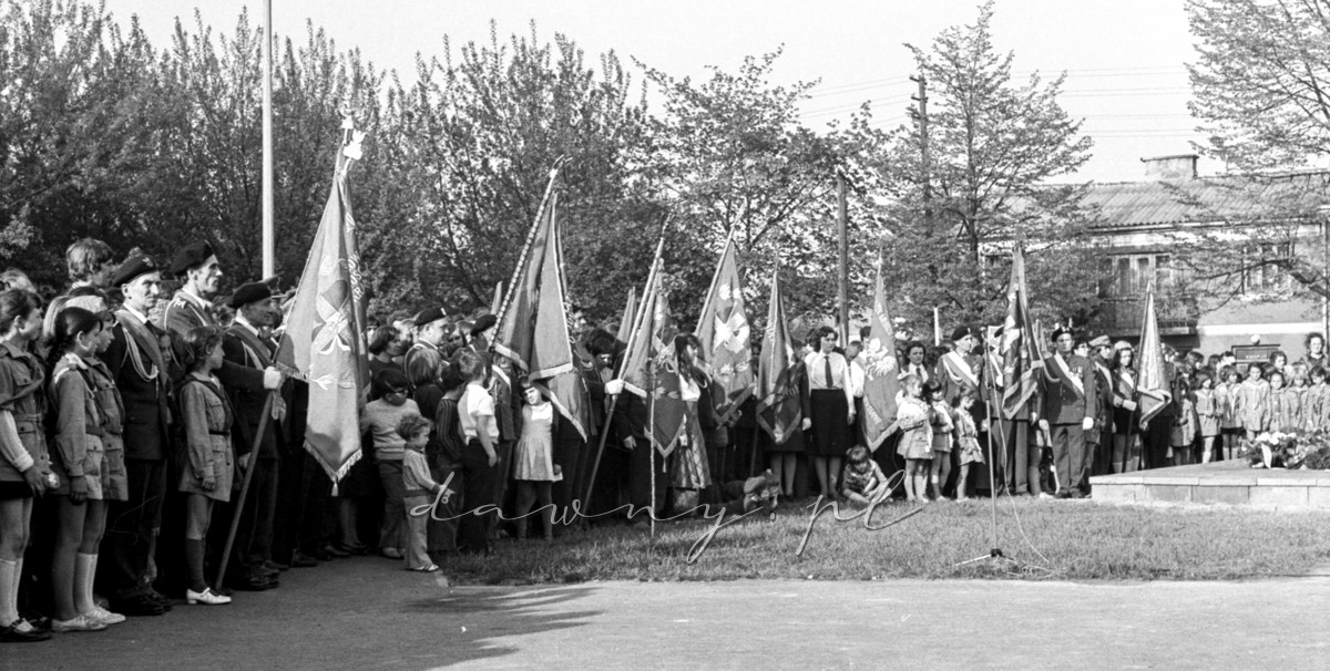 8 maja 1975 roku. Odsłonięcie pomnika na rynku w Wołominie. Fot. Bolesław Szulim.