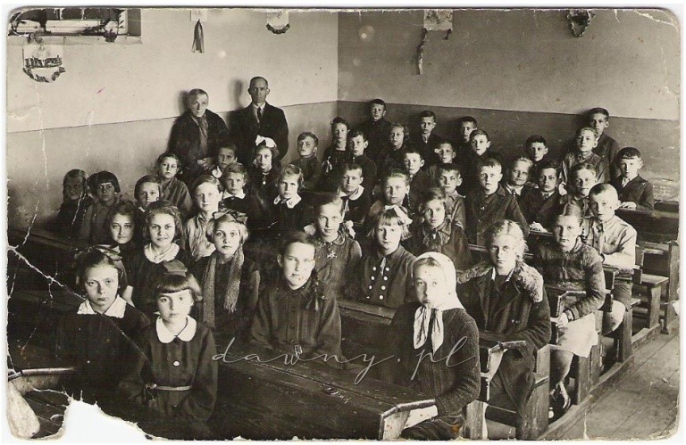 Zdjęcie ze szkoły Powszechnej nr 4 z roku 1942. W głębi inspektor oświatowy Józef Czerniakowski (zdjęcie w posiadaniu p.Tadeusza Kielaka)