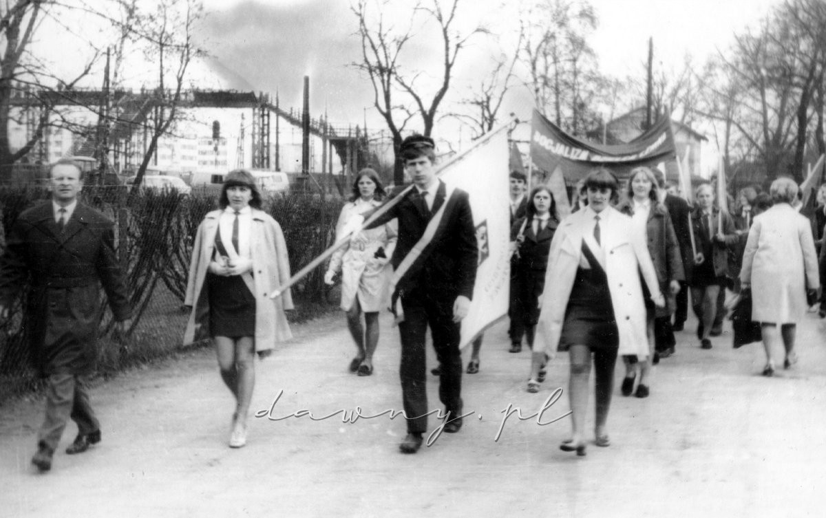 1 maja 1970. Koleżanki i koledzy maszerują pod pieczą Pana Dyrektora. Fotografia z kroniki I LO w Wołominie.