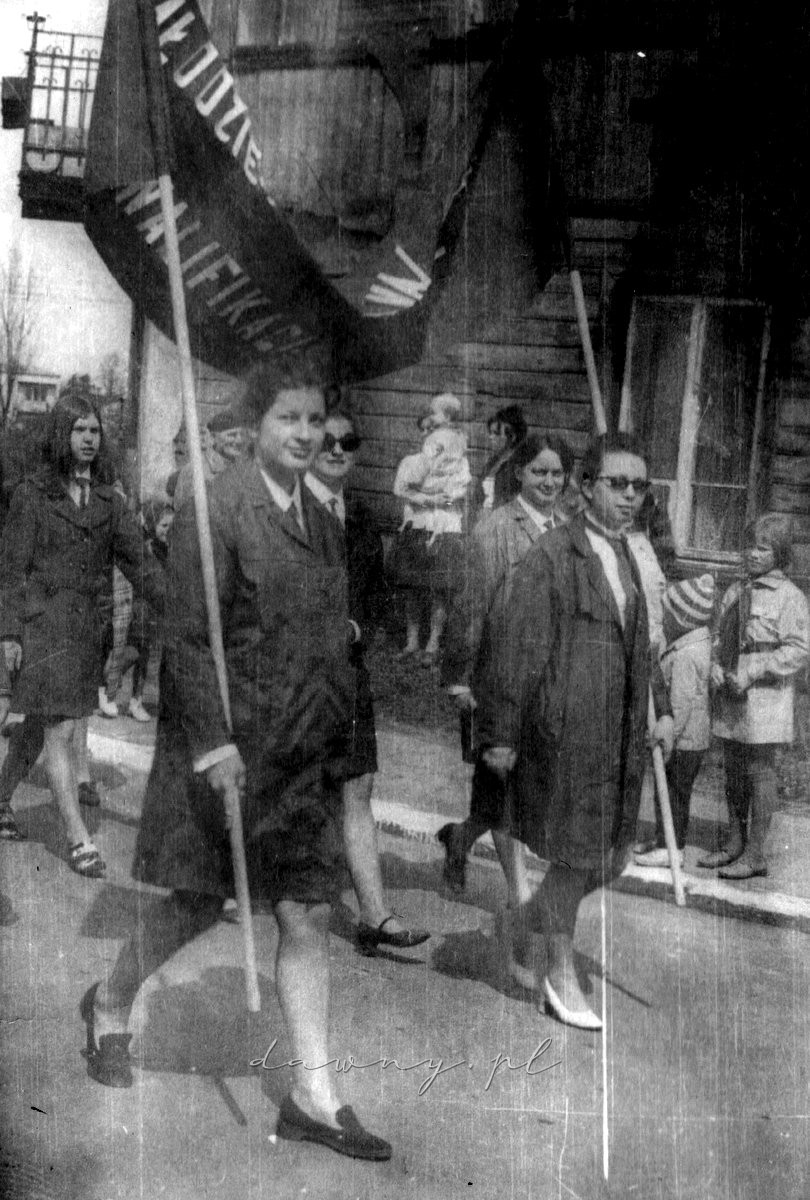 1 maja 1970. Nasze koleżanki maszerują uśmiechnięte i radosne. Fotografia z kroniki I LO w Wołominie.