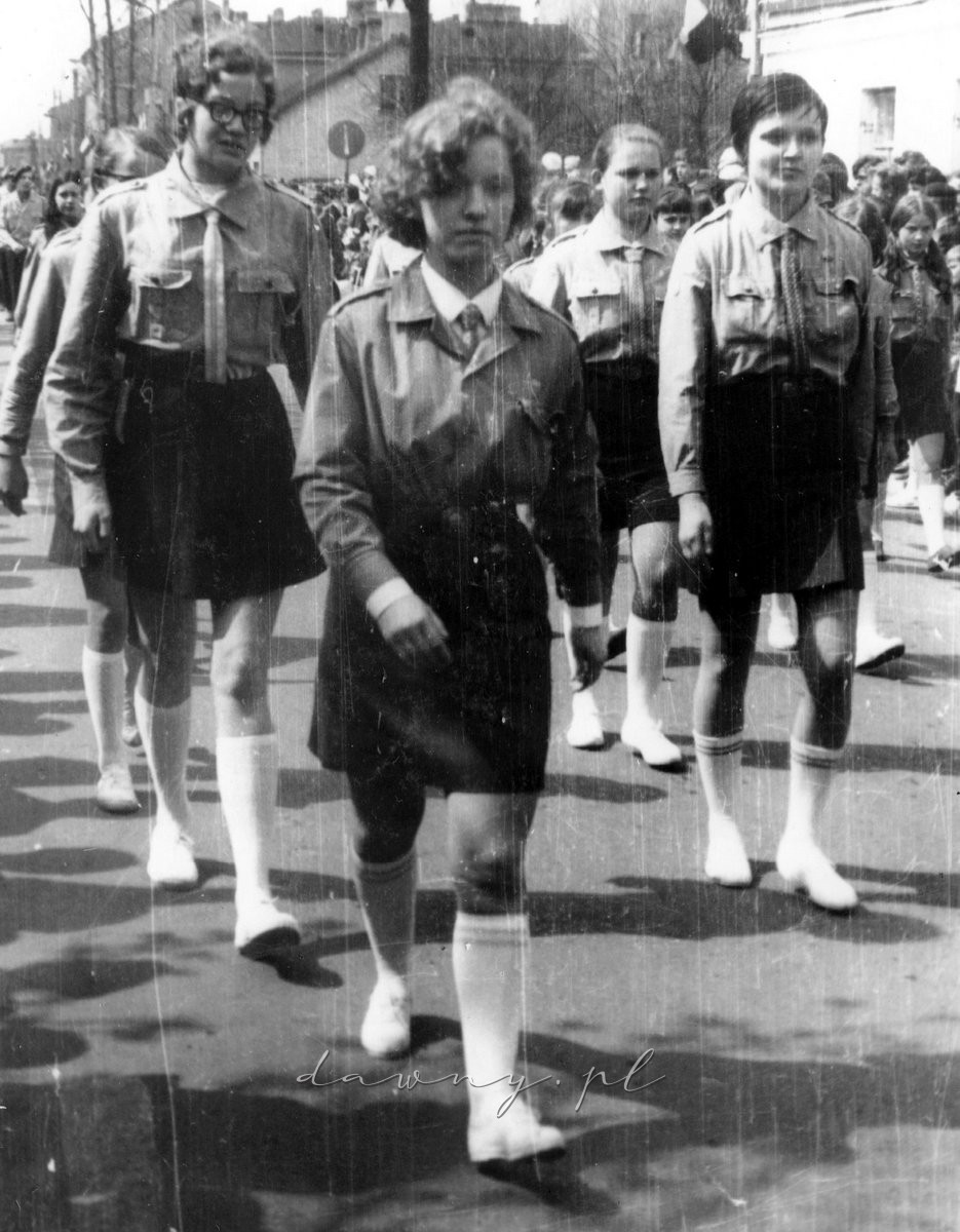 1 maja 1970. Uroczo wyglądały nasze harcerki. Fotografia z kroniki I LO w Wołominie.