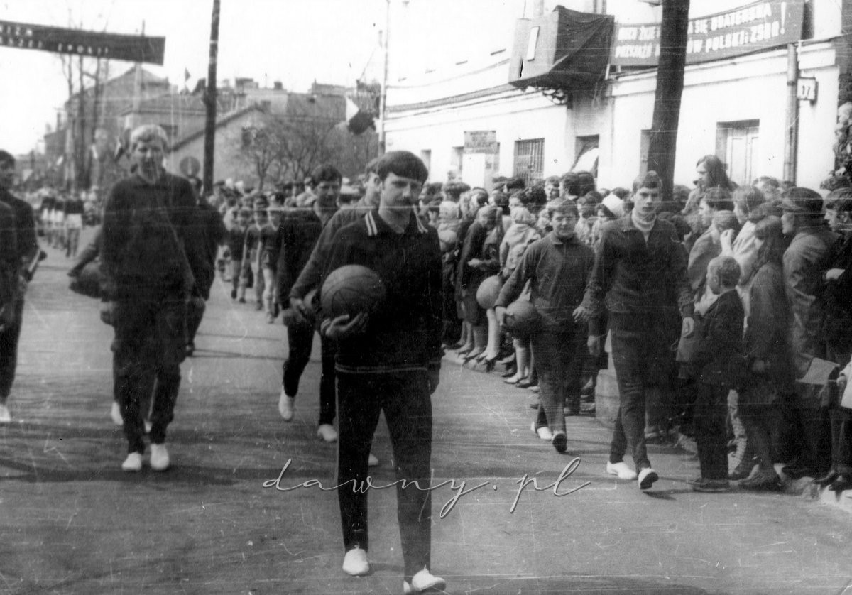 1 maja 1970. Równie uroczo kroczyli sportowcy z naszej szkoły. Fotografia z kroniki I LO w Wołominie.