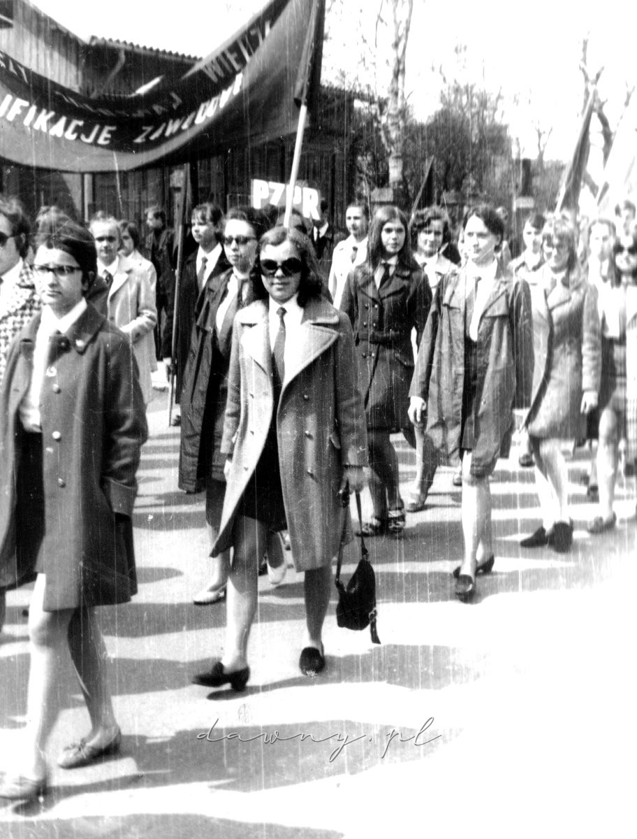 1 maja 1970. Szliśmy ulicami Wołomina wesoło. Fotografia z kroniki I LO w Wołominie.