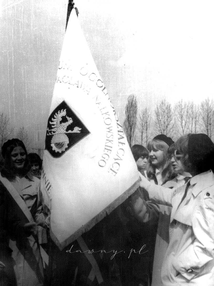 1 maja 1970. Dumni byliśmy z naszego sztandaru. Fotografia z kroniki I LO w Wołominie.