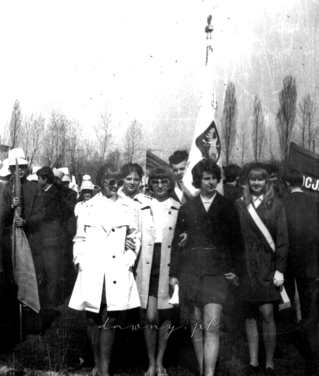 1 maja 1970. Przed ustawieniem ogólnego pochodu na stadionie. Fotografia z kroniki I LO w Wołominie.