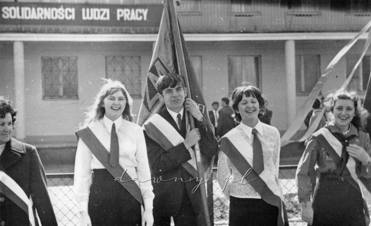Duża grupa młodzieży reprezentowała naszą szkolną organizację ZMS.1 maja 1972, Wołomin. Fotografia z kroniki I LO.