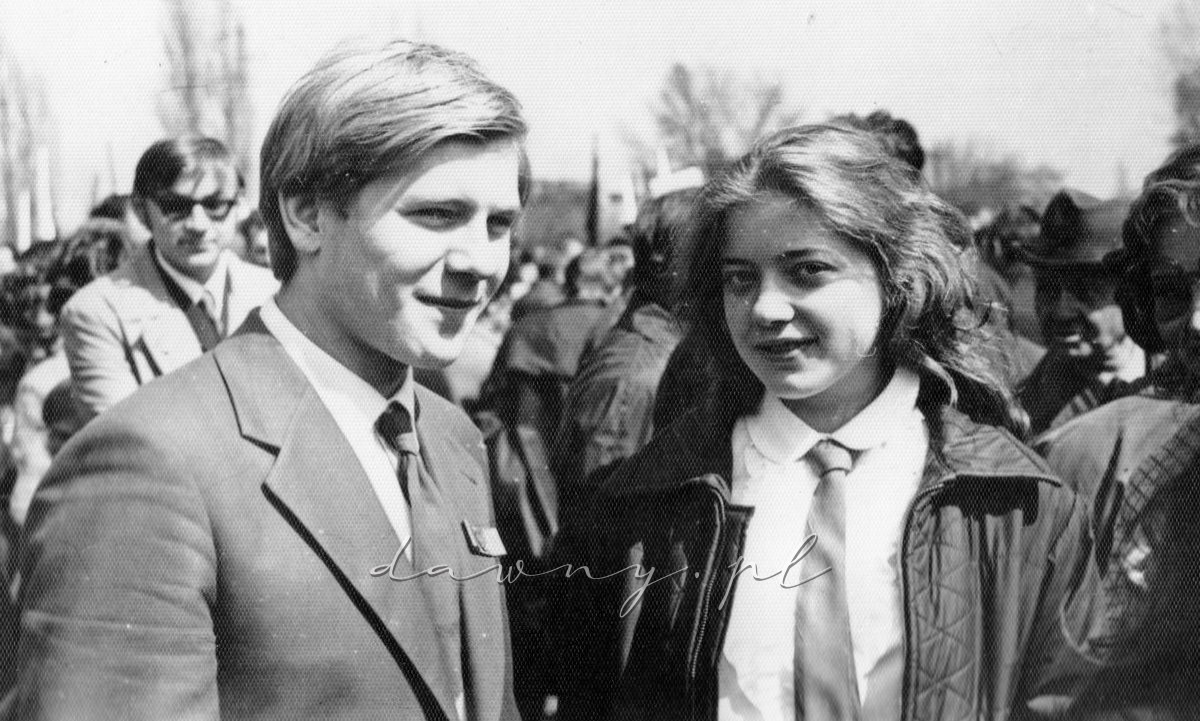 Oto dwoje aktywistów ZMS - Wiesław Dąbrowski i Ola Sorokin.1 maja 1972, Wołomin. Fotografia z kroniki I LO.
