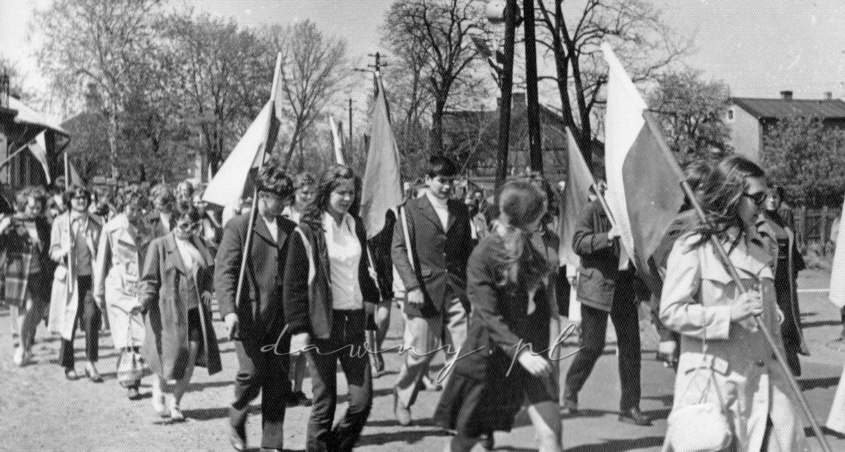 Na czele kolumny maszerował Poczet Sztandarowy, a za nim - Grono Pedagogiczne.1 maja 1972, Wołomin. Fotografia z kroniki I LO.