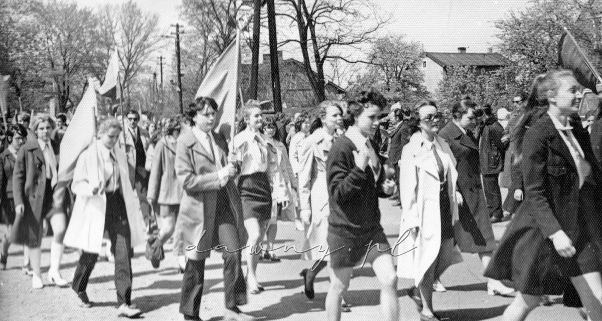 1 maja 1972, Wołomin. Fotografia z kroniki I LO.
