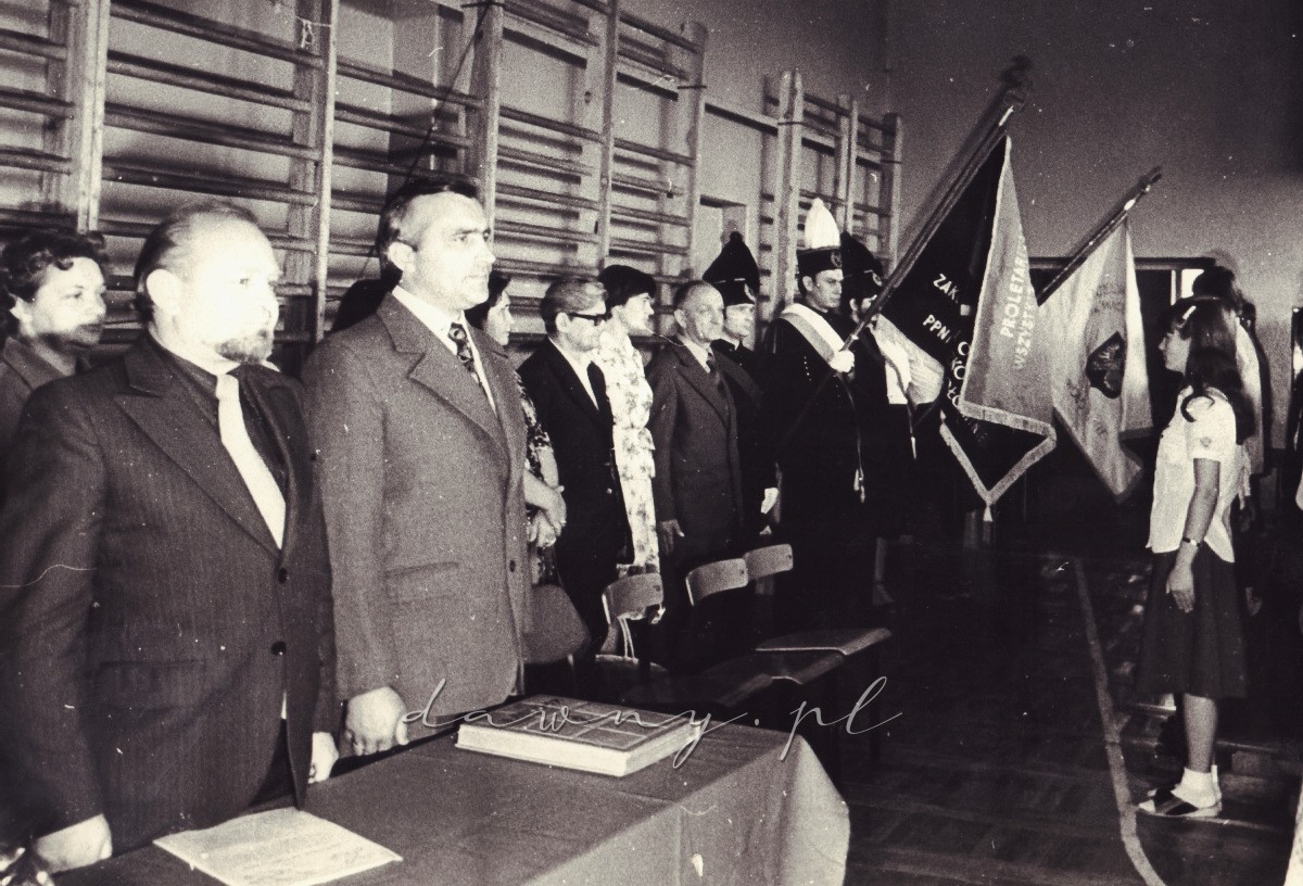 Ślubowanie uczniów klas pierwszych ZSZ Górnictwa Naftowego i Gazownictwa w Wołominie, rok 1979.