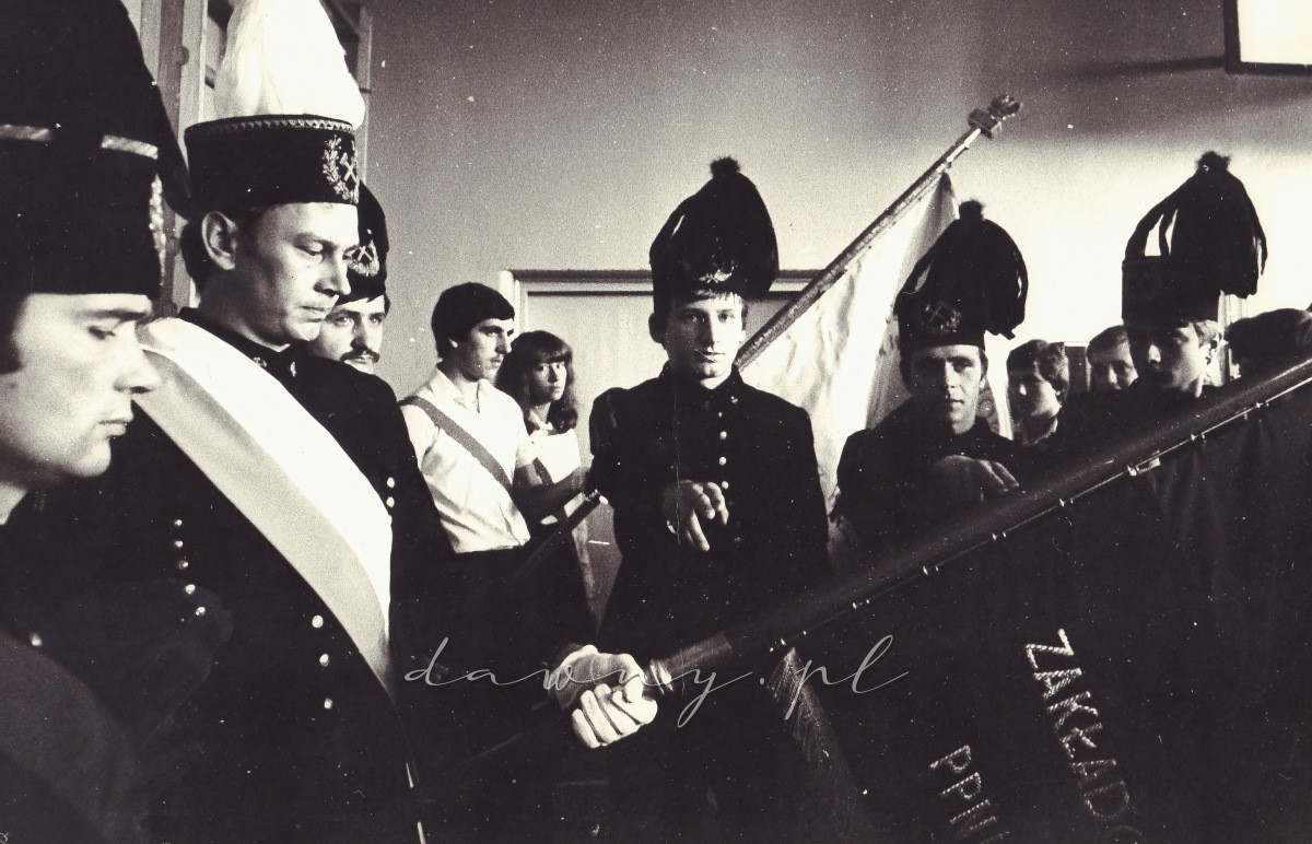 Uroczyste ślubowanie uczniów klas pierwszych ZSZ Przemysłu Naftowego i Gazownictwa, rok 1979