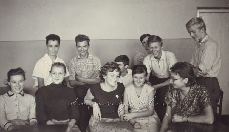 Grupa dziewcząt i chłopców z klasy 9b. I LO w Wołominie, rok 1963.