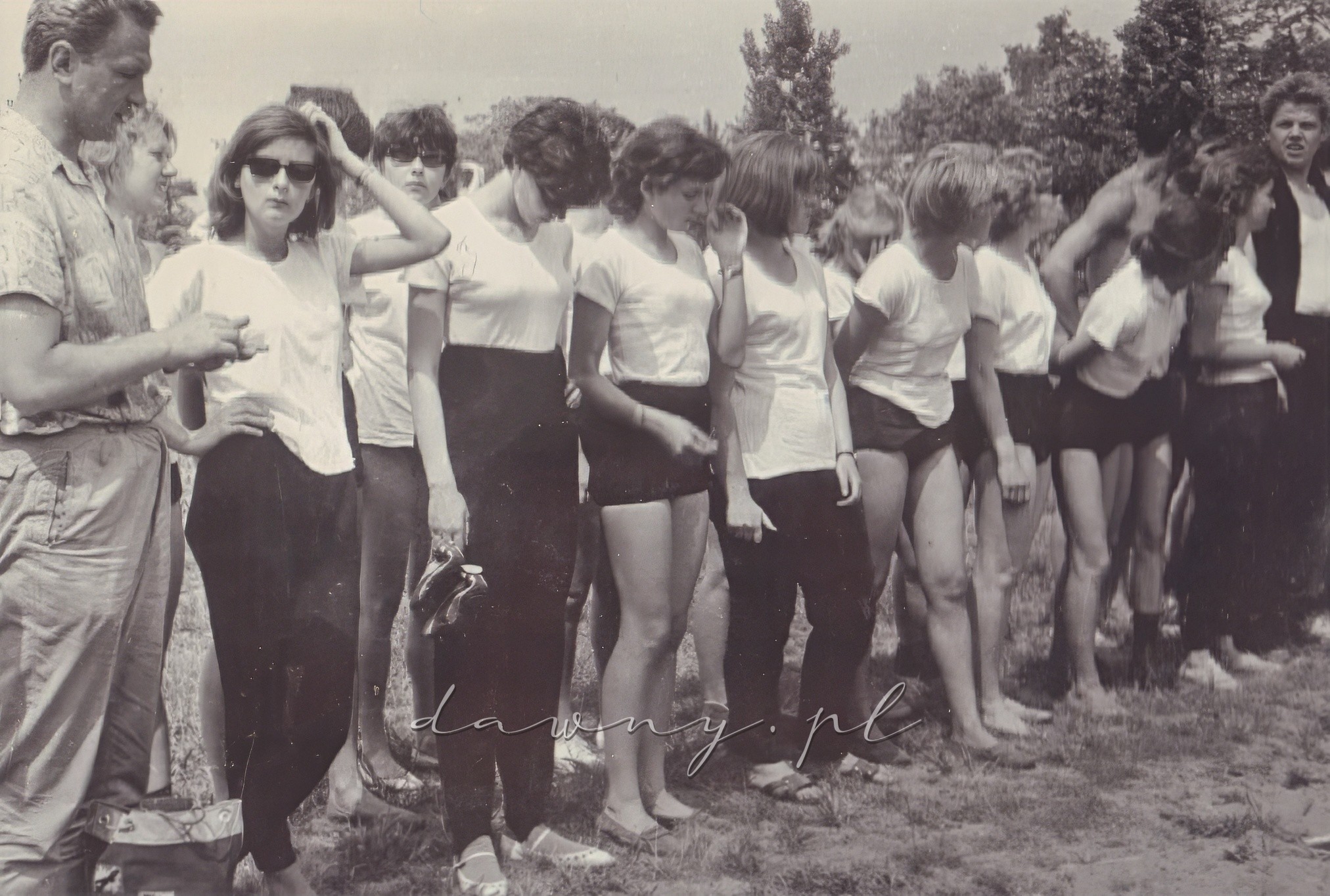 A oto i nasza drużyna. Właśnie odczytywany jest program zawodów. Kronika I LO w Wołominie, rok 1964.