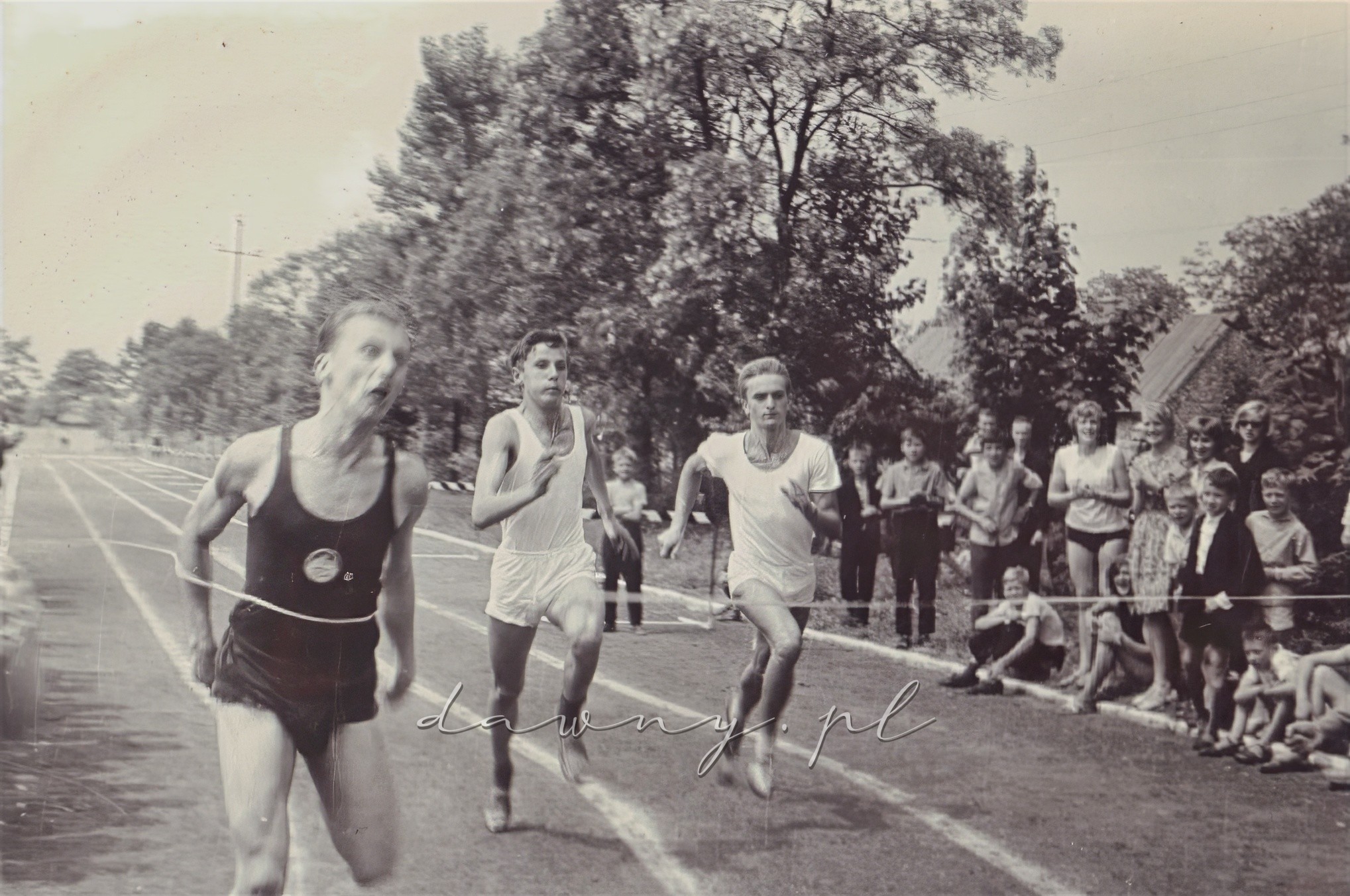 100 metrów chłopców - oczywiście bezkonkurencyjnie wygrywa Jurek Ziemski. Kronika I LO w Wołominie, rok 1964.