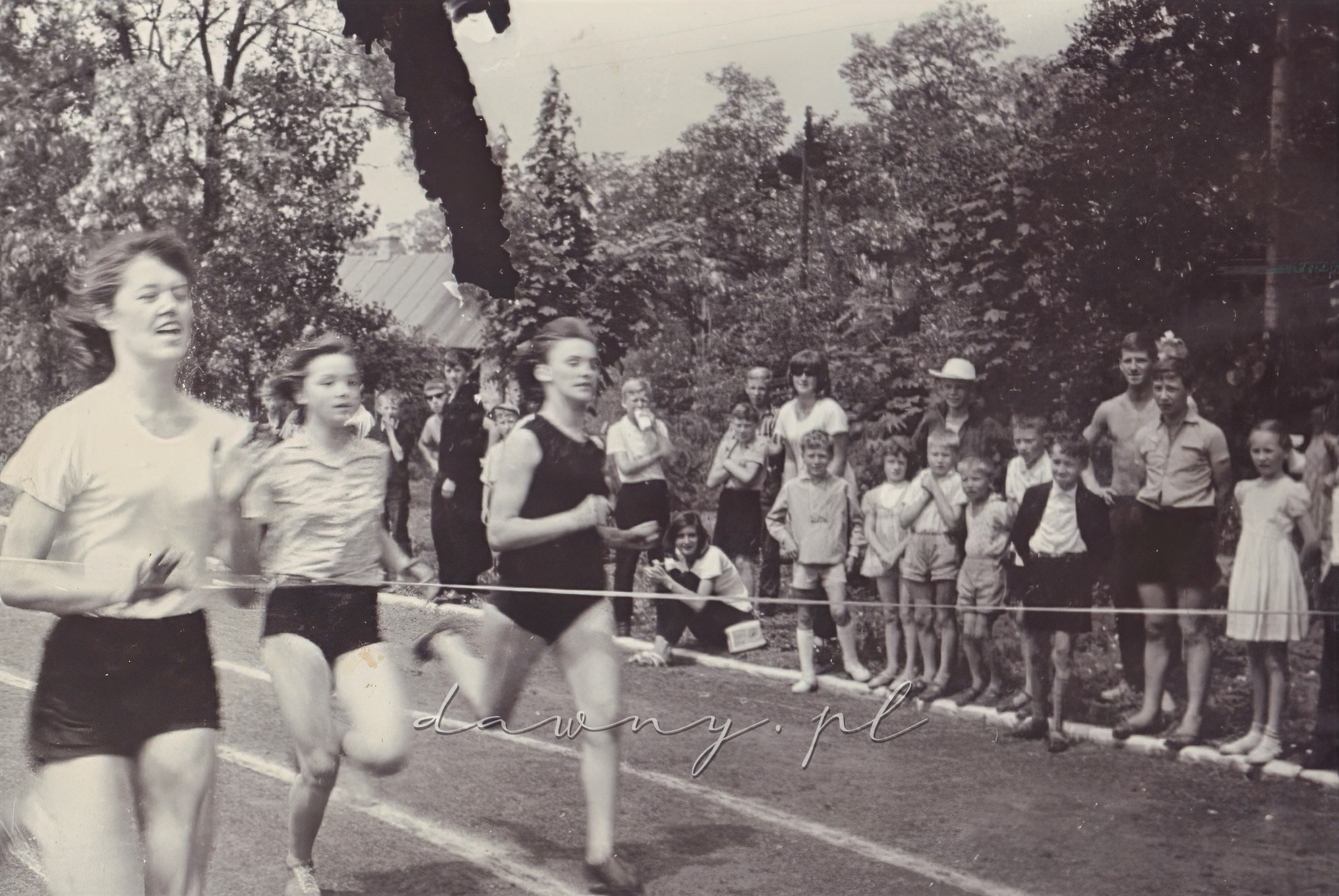 100 m dziewcząt w świetnej obsadzie, ale nasza Ewa Rakowska jest jednak najszybsza! Brawo Ewka! Kronika I LO w Wołominie, rok 1964.