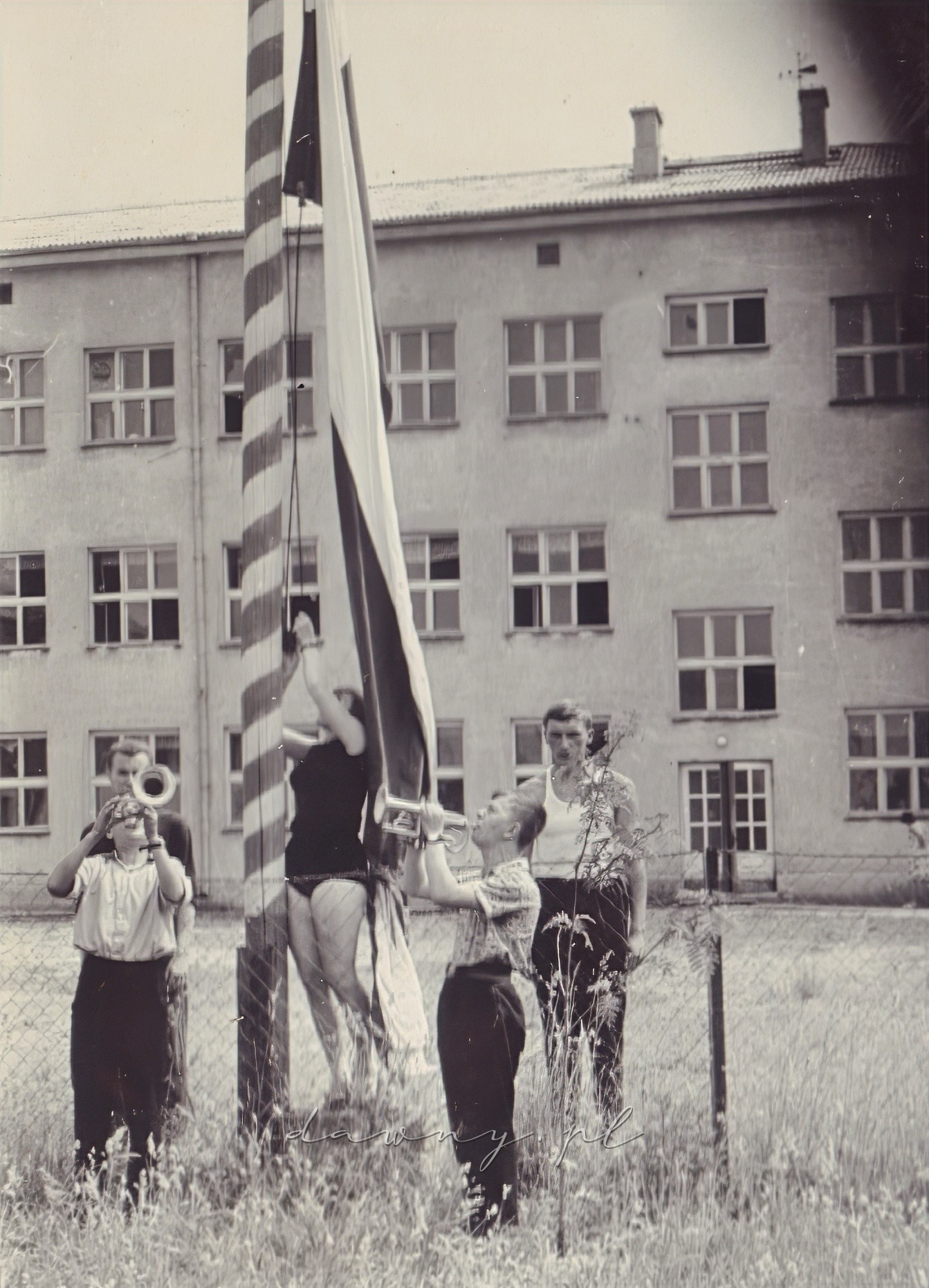 Flaga idzie w górę, zawody rozpoczęte. Kronika I LO w Wołominie, rok 1964.