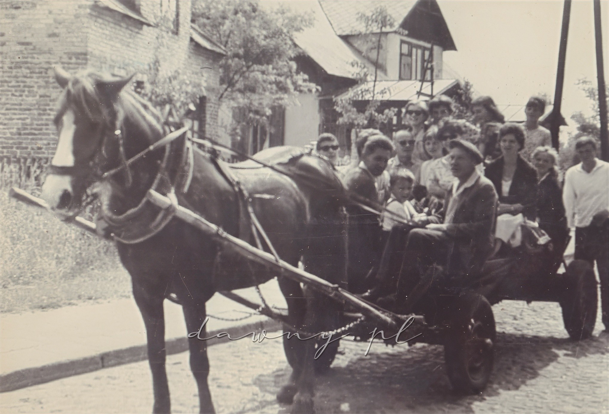 Tak przybywamy na miejsce. Za chwilę rozpoczną się zawody. Kronika I LO w Wołominie, rok 1964.