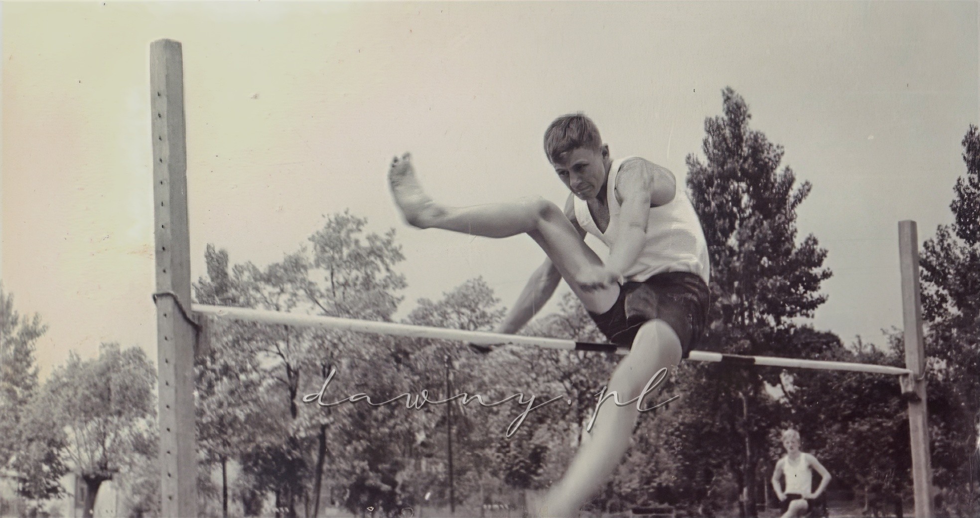 Oto nasz najlepszy skoczek, Marek Jaździkowski. Zajął na tych zawodach I miejsce. Kronika I LO w Wołominie, rok 1964.