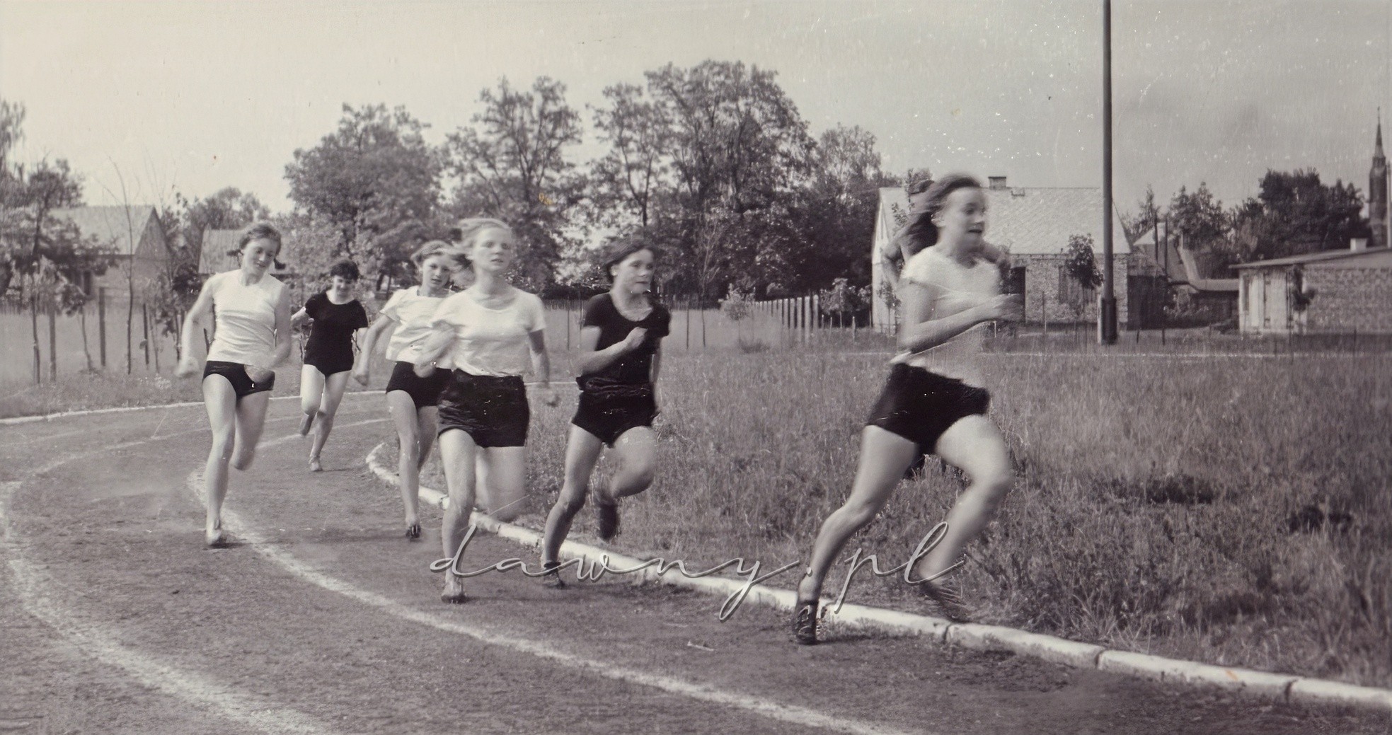 4800 m dziewcząt. Kronika I LO w Wołominie, rok 1964.