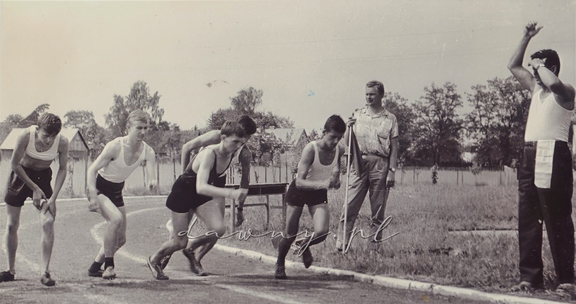 Start biegu na 800 metrów chłopców. Kronika I LO w Wołominie, rok 1964.