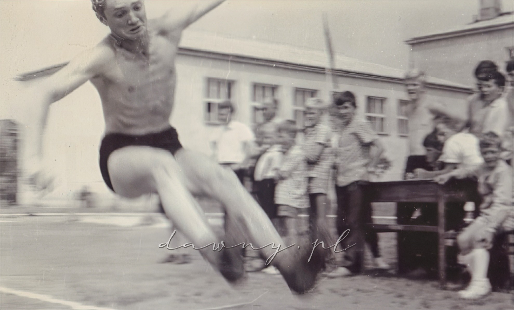 Skok w dal, skacze Andrzej Pilich. Kronika I LO w Wołominie, rok 1964.
