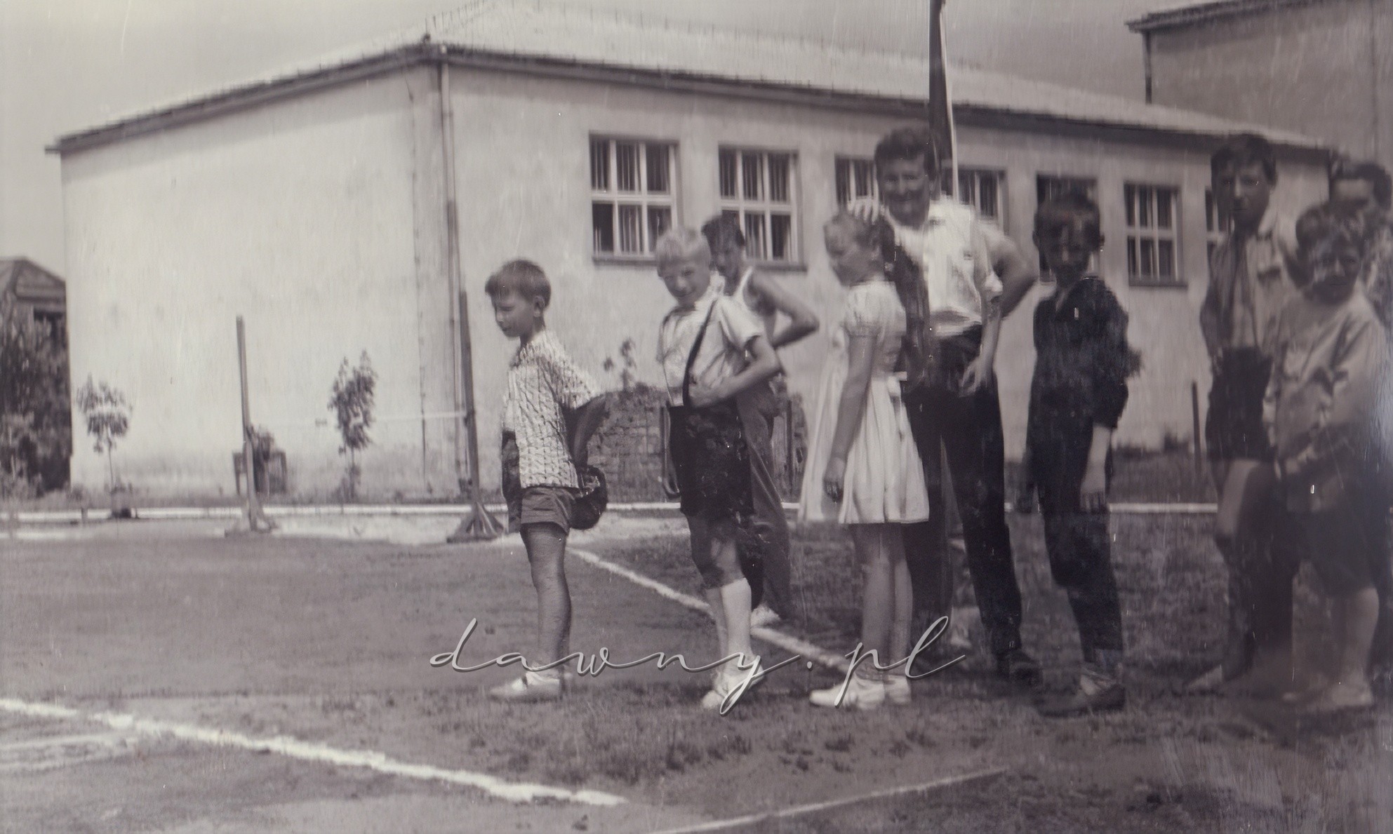 A oto grupa wytrwałych kibiców. Kronika I LO w Wołominie, rok 1964.
