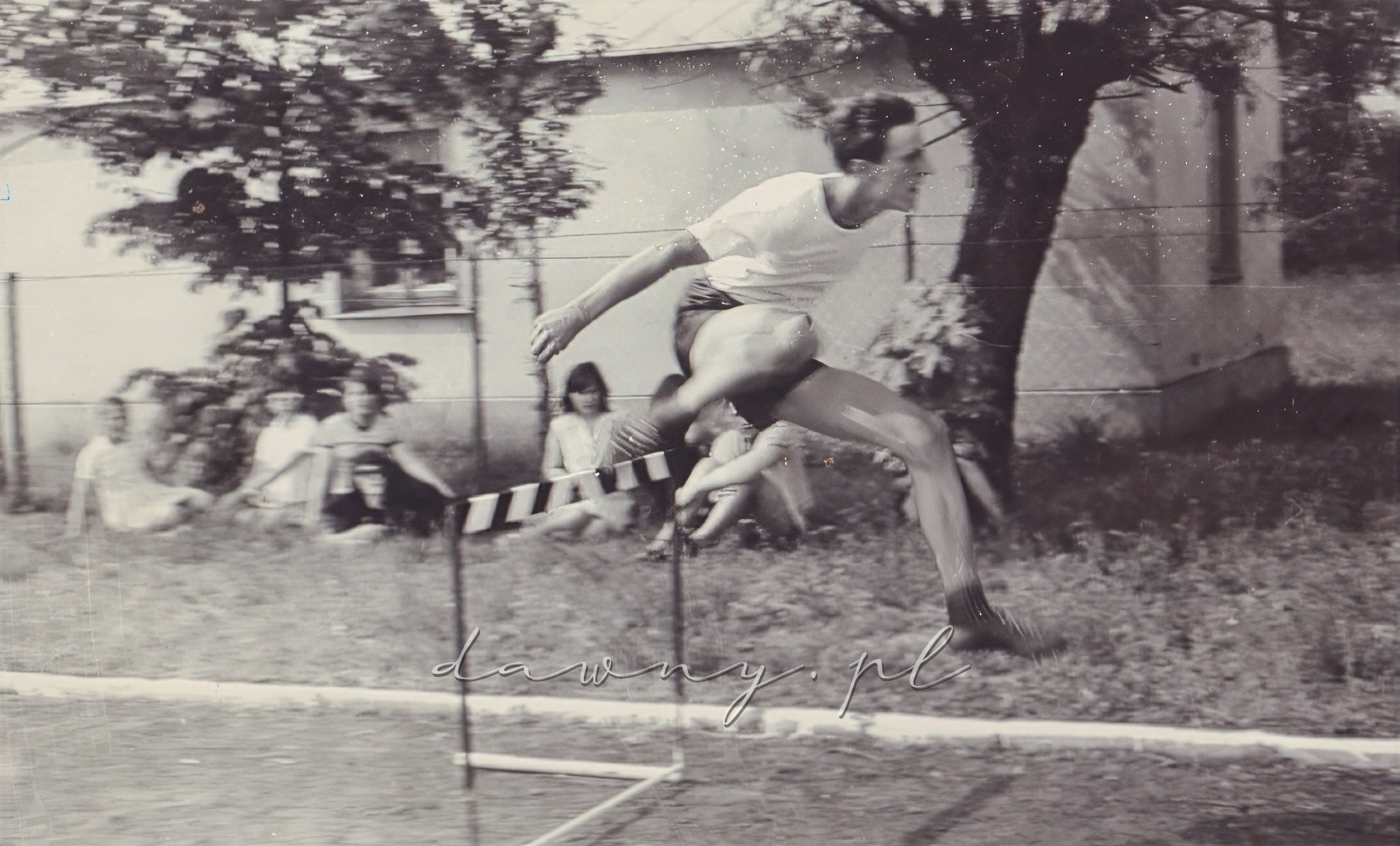 Waldek Lenczewski w biegu na 110 metrów przez płotki. Kronika I LO w Wołominie, rok 1964.