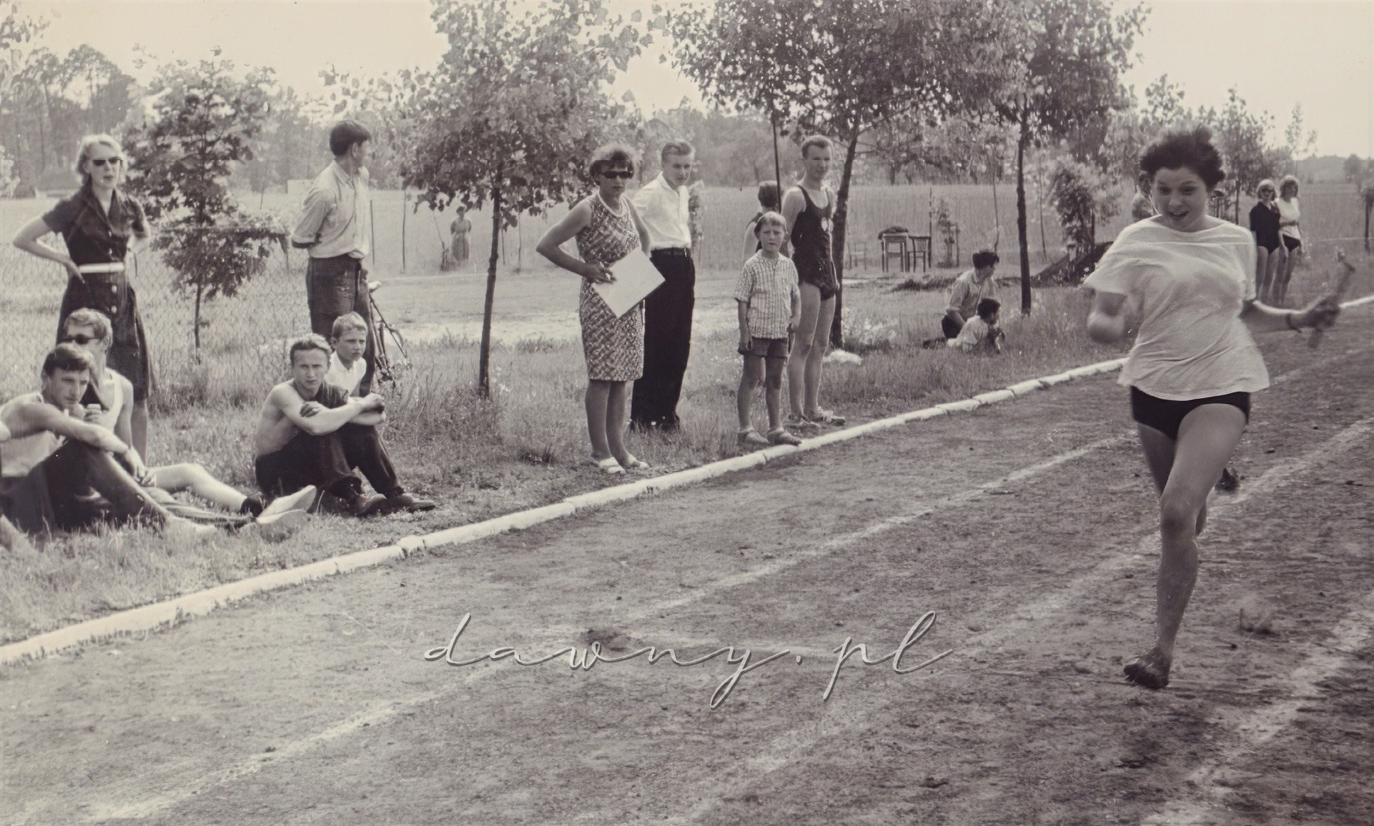 Ela Dłuska biegnąca na czwartej zmianie w sztafecie 4x100 metrów zwycięsko prowadzi do mety. Kronika I LO w Wołominie, rok 1964.