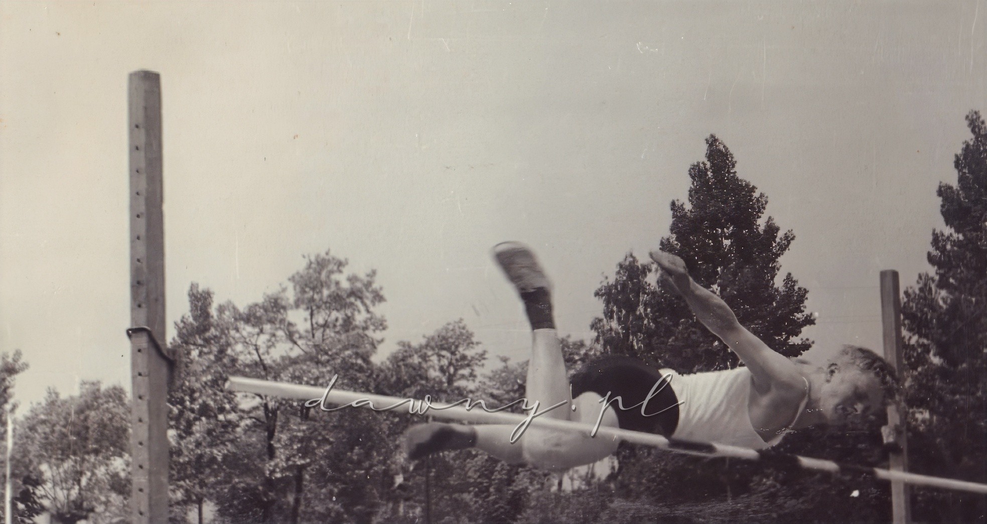 Skacze Mirek Milczarz. Tym razem niestety strącił poprzeczkę, ale za następnym było lepiej. Kronika I LO w Wołominie, rok 1964.