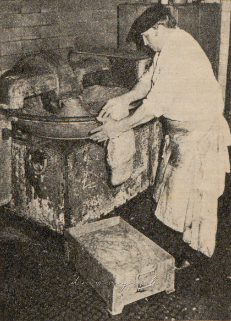 Tu nie ma warunków laboratoryjnych, ale farsz do kiełbas kutrowany przez mistrza Mariana Kowalczyka jest dobrze przygotowany. Zielonka, rok 1981.