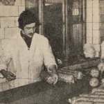 Załoga przy napełnianiu salcesonów, które za chwilę znajdą się w sieci detalicznej Zielonki, Rok 1981.
