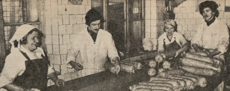 Załoga przy napełnianiu salcesonów, które za chwilę znajdą się w sieci detalicznej Zielonki, Rok 1981.
