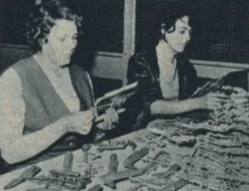 Kontrola gotowych podzespołów. Barbara Mierzejewska (z lewej) i Halina Zyg sprawdzają jakość wykonania odlewów. Czy można się tu pomylić?