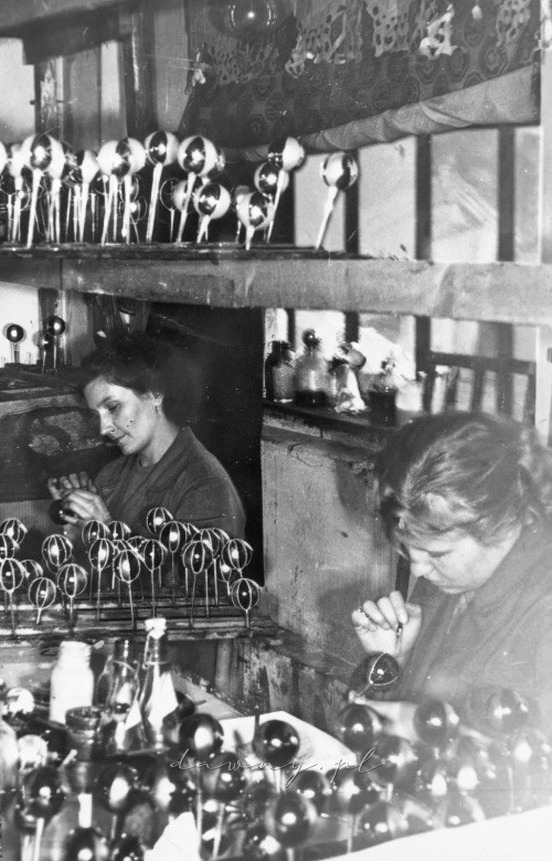 Malarnia ozdób choinkowych w hucie im. Feliksa Paplińskiego w Wołominie, rok 1959.