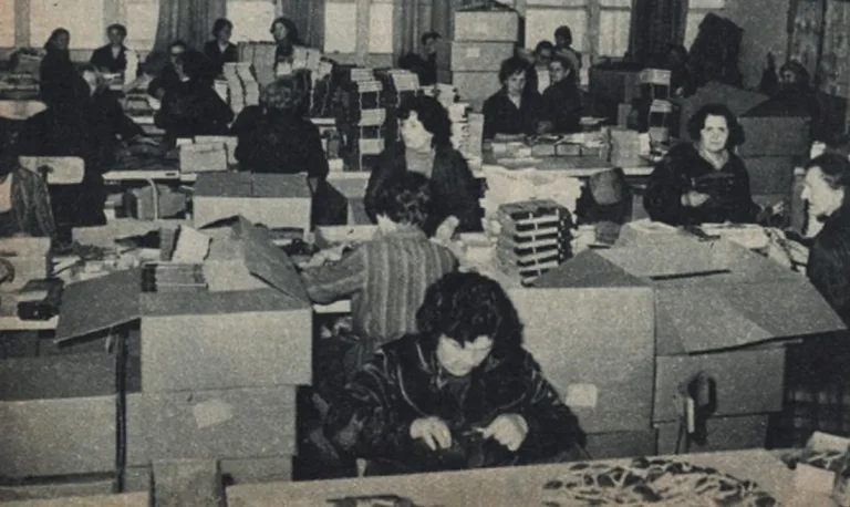 Ogólny widok sali, gdzie podzespoły modeli samolotów pakowane są do pudelek i przygotowywane do wysyłki. Zakłady Przemysłowe „Ruch* w Kobyłce, rok 1971.
