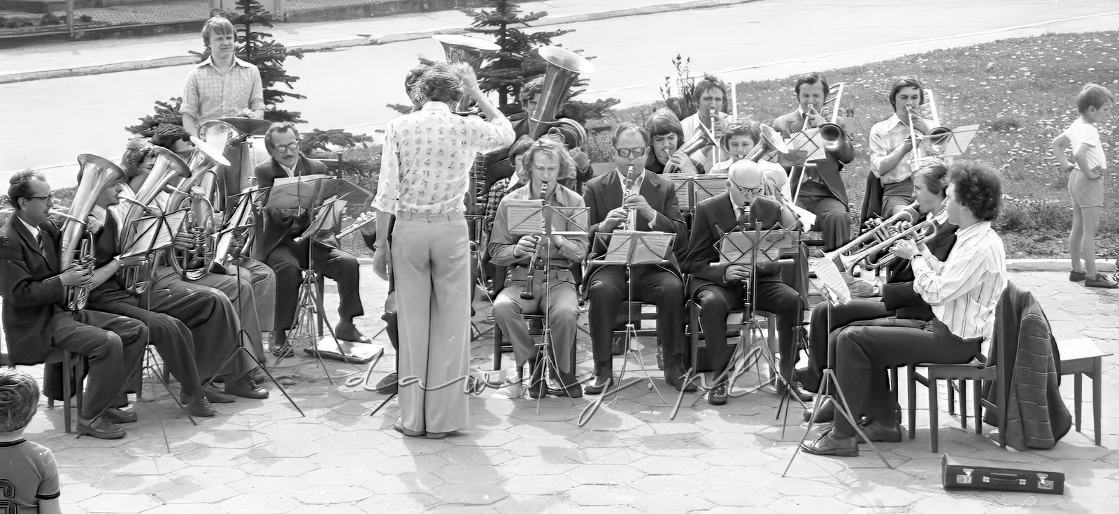 Występ orkiestry huty szkła w Wołominie, 1 maja 1977 rok. Fot. Bolesław Szulim.