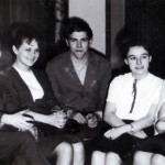 Zawodniczki z naszego liceum: Elżbieta Ornowicz (siedzi między dwoma mężczyznami), Joanna Olesińska, Elżbieta Łojko. Kronika I LO w Wołominie, rok 1966
