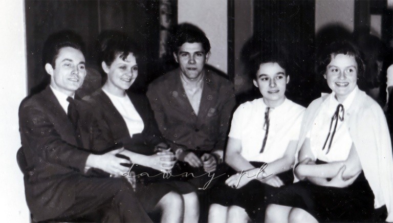 Zawodniczki z naszego liceum: Elżbieta Ornowicz (siedzi między dwoma mężczyznami), Joanna Olesińska, Elżbieta Łojko. Kronika I LO w Wołominie, rok 1966